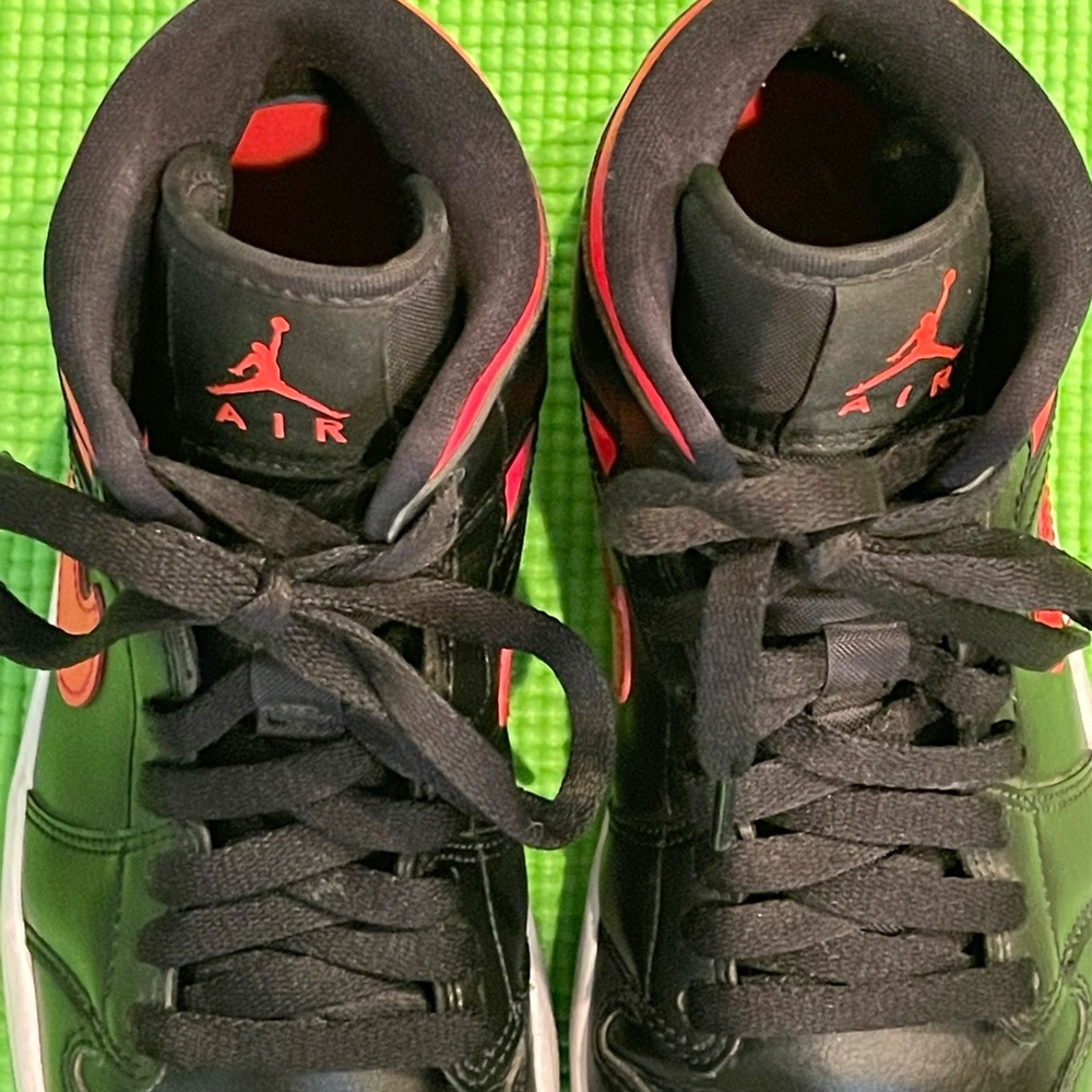 ❤️🖤Air Jordan 1 Mid Siren Red / Black❤️🖤 - Picture 7 of 13